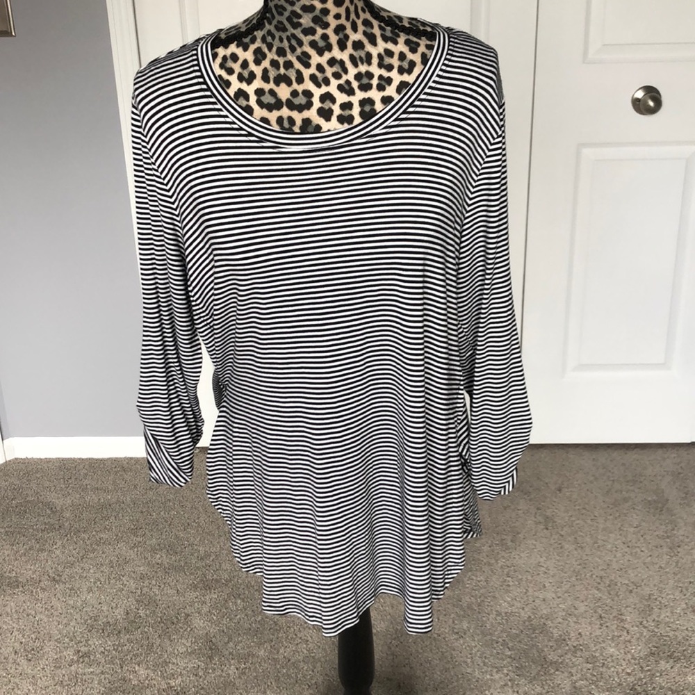 Black & white round neck top w/3/4 length sleeves